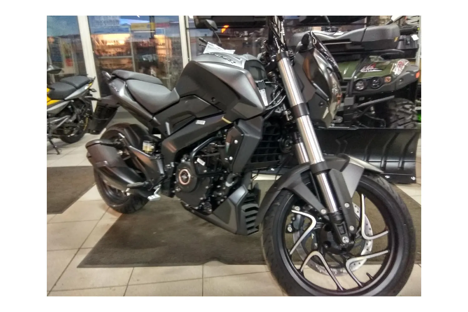Мотоцикл Bajaj Dominar 400 черный UG 10