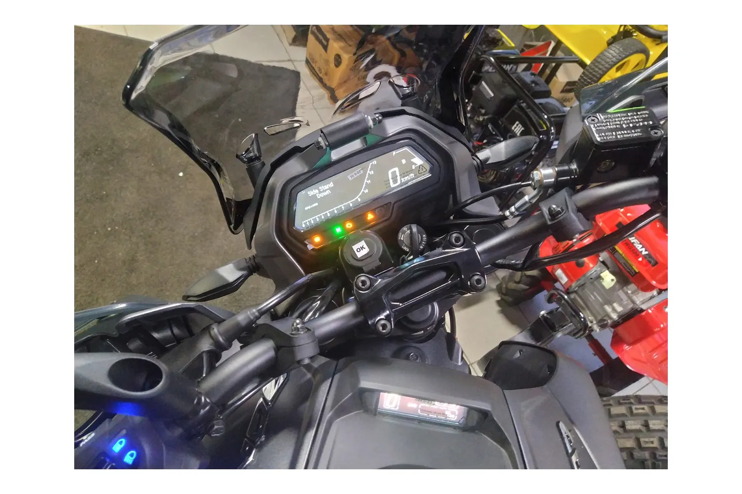 Мотоцикл Bajaj Dominar 400UG Touring черный приборная панель