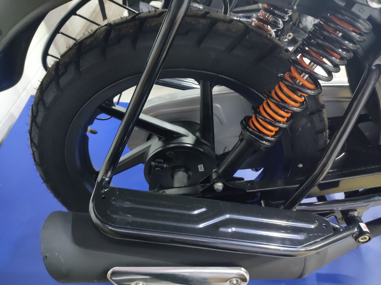 Обзор мотоцикла Bajaj Boxer 125 X подножки сиденье