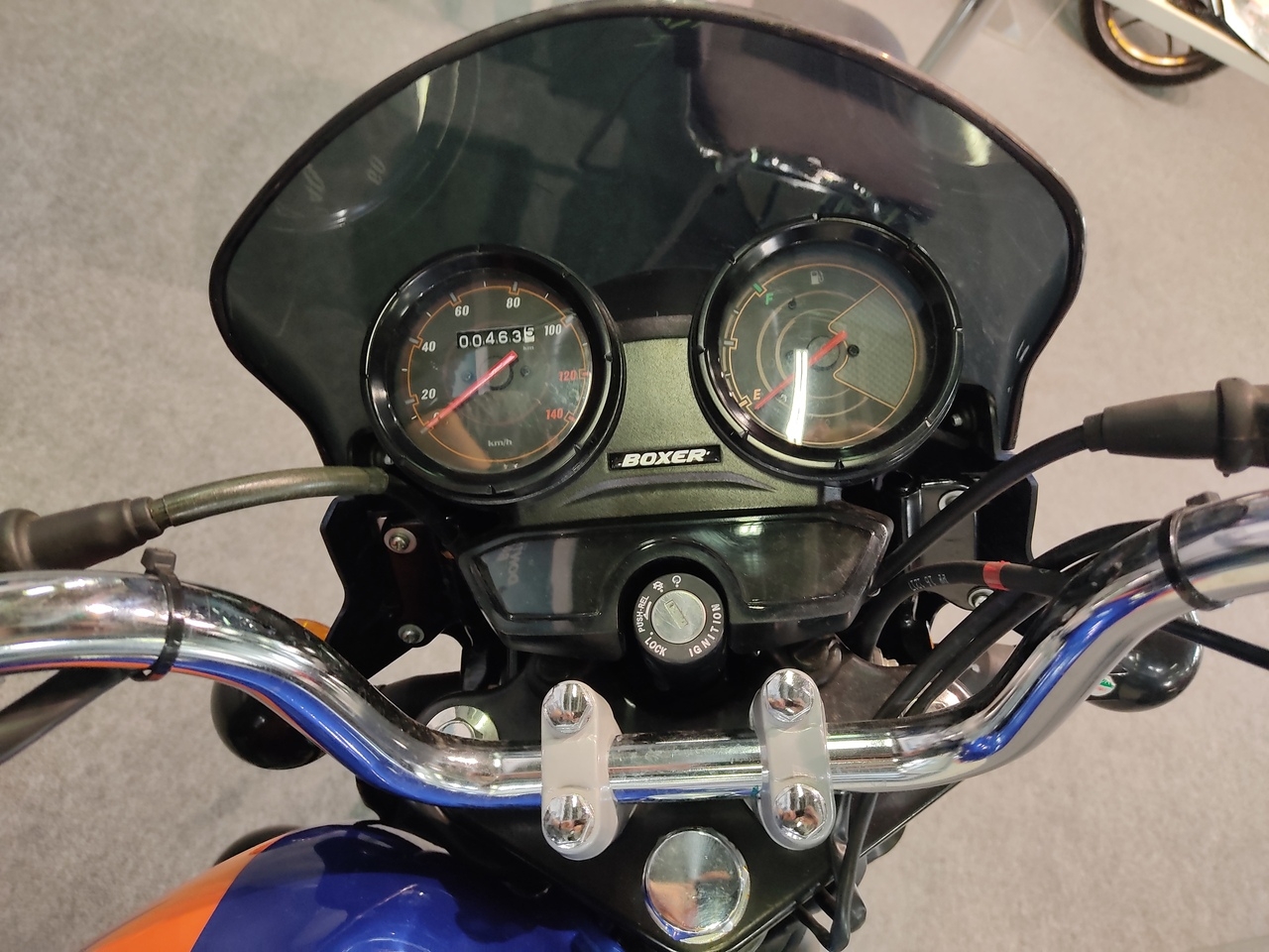 Обзор мотоцикла Bajaj Boxer 125 Х  Приборная панель 