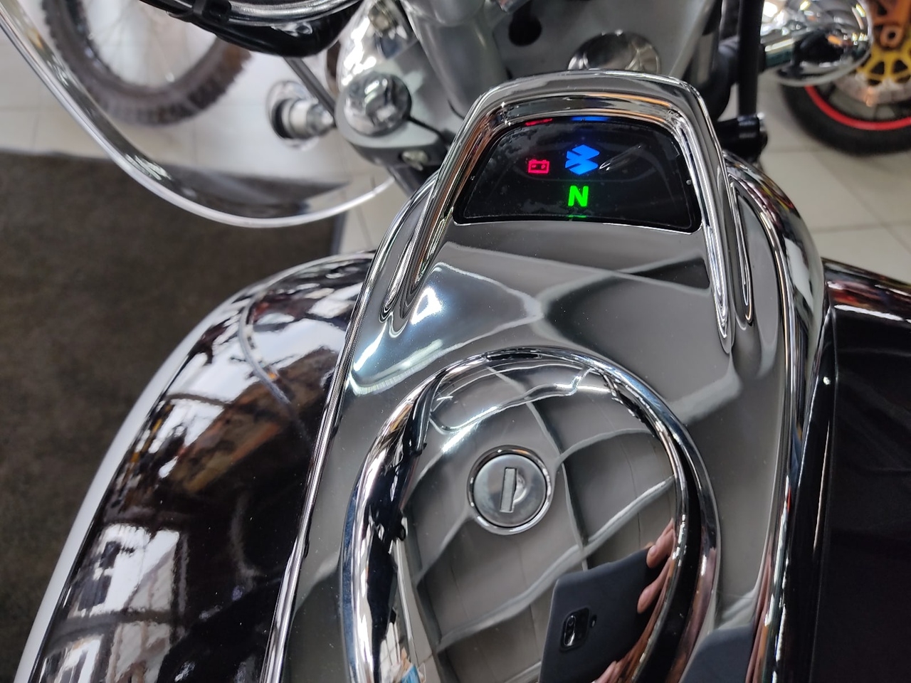 Обзор мотоцикла Avenger Cruise 220 DTS-i  дисплей спидометр