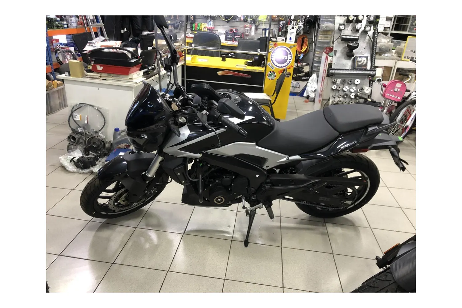 Мотоцикл Bajaj Dominar 250 черный 7
