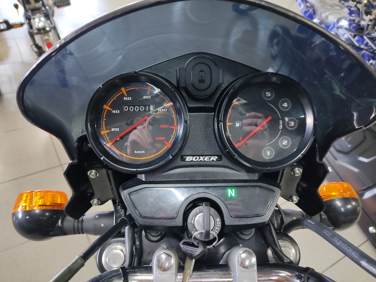 Обзор мотоцикла Bajaj Boxer 150 X USB зарядное устройство на панели приборов