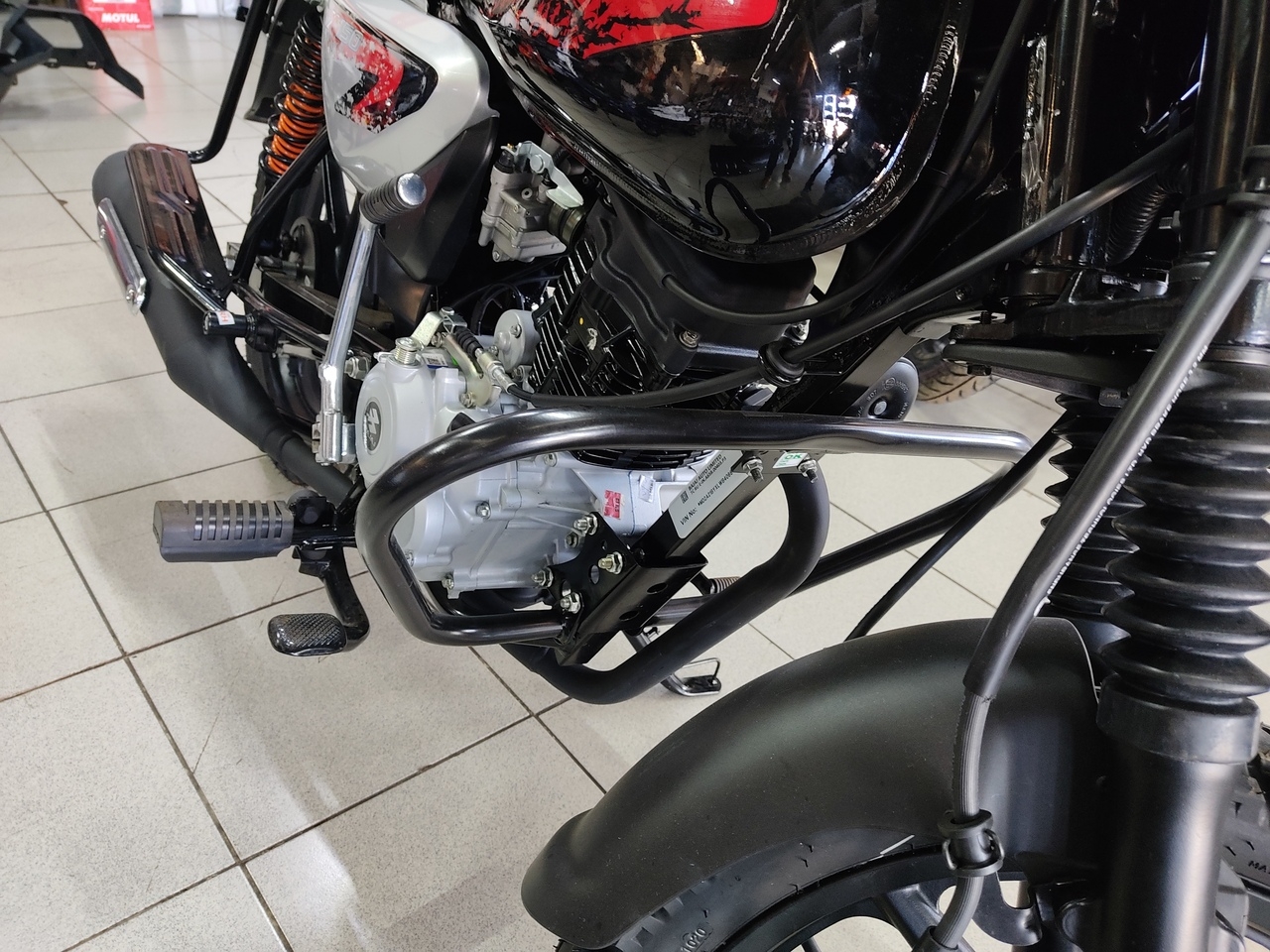 Обзор мотоцикла Bajaj Boxer 150 X защитные дуги в стандартной комплектации